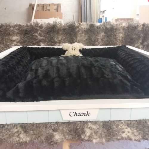 SMALL ROYAL PET BED WITH FREE BEDDING